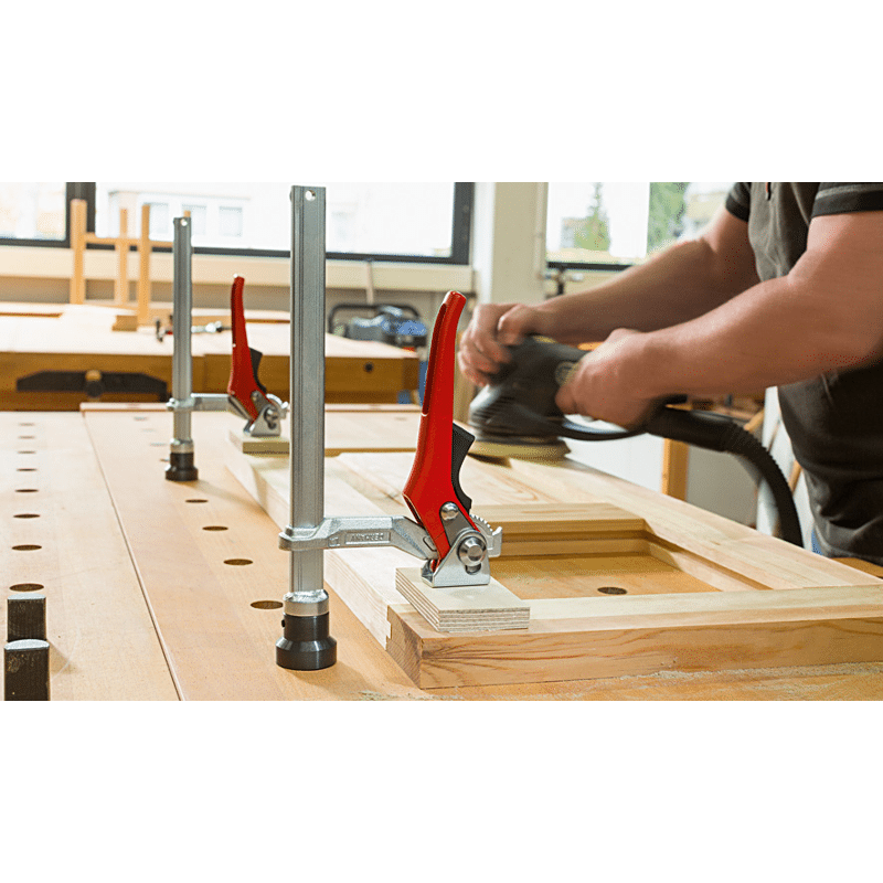 Spannelement für Schweißtische mit variabler Ausladun