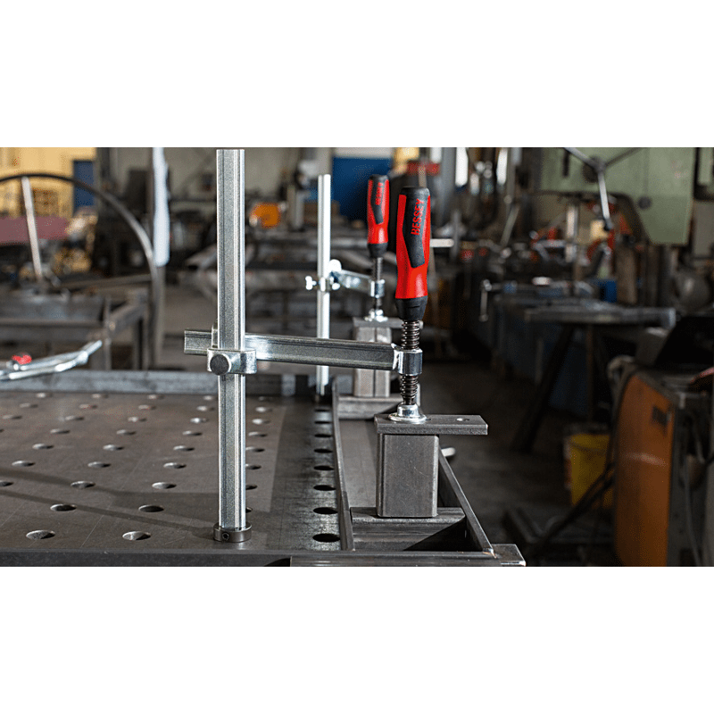 Spannelement für Schweißtische mit variabler Ausladun