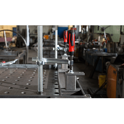 Spannelement für Schweißtische mit variabler Ausladun