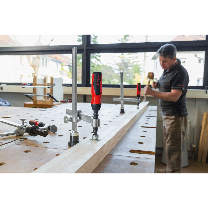 Spannelement für Schweißtische mit variabler Ausladun