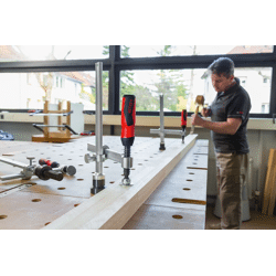 Spannelement für Schweißtische mit variabler Ausladun