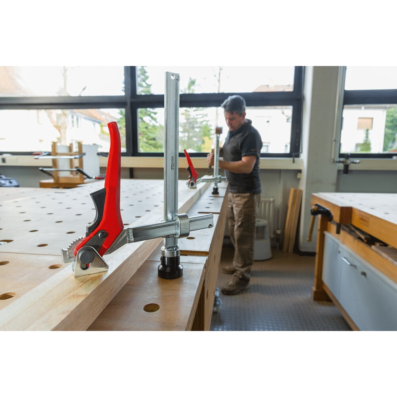 Spannelement für Schweißtische mit variabler Ausladun