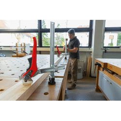 Spannelement für Schweißtische mit variabler Ausladun