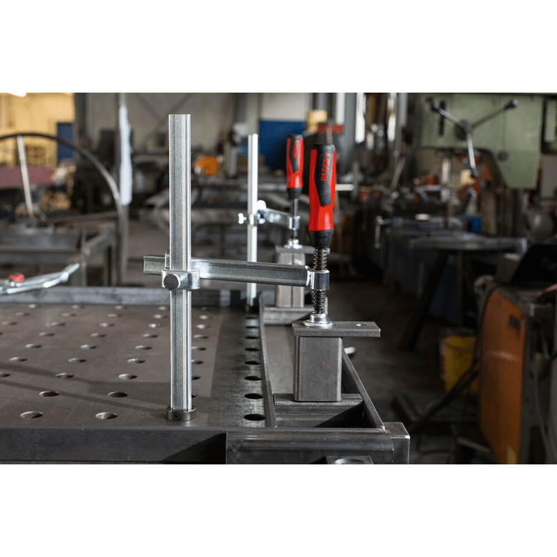 Spannelement für Schweißtische mit variabler Ausladun