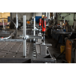 Spannelement für Schweißtische mit variabler Ausladun