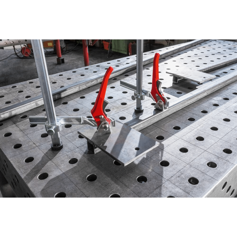 Spannelement für Schweißtische mit variabler Ausladun