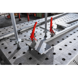 Spannelement für Schweißtische mit variabler Ausladun