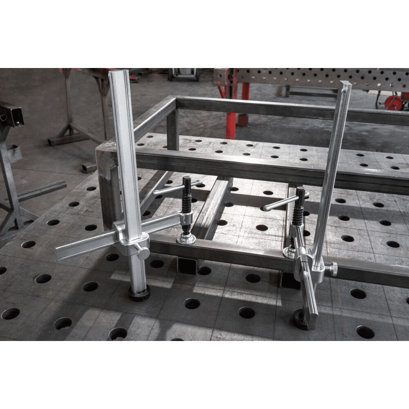 Spannelement für Schweißtische mit variabler Ausladun