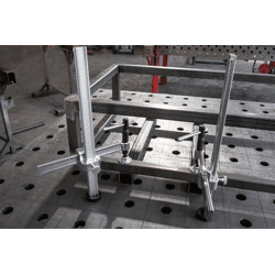 Spannelement für Schweißtische mit variabler Ausladun