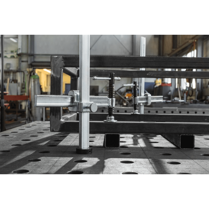 Spannelement für Schweißtische mit variabler Ausladun