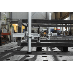 Spannelement für Schweißtische mit variabler Ausladun